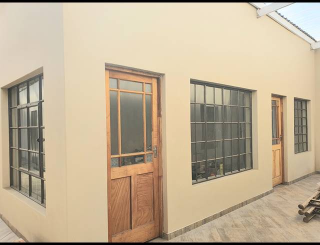 14M² BUSINESS TO LET IN HOWICK CENTRAL